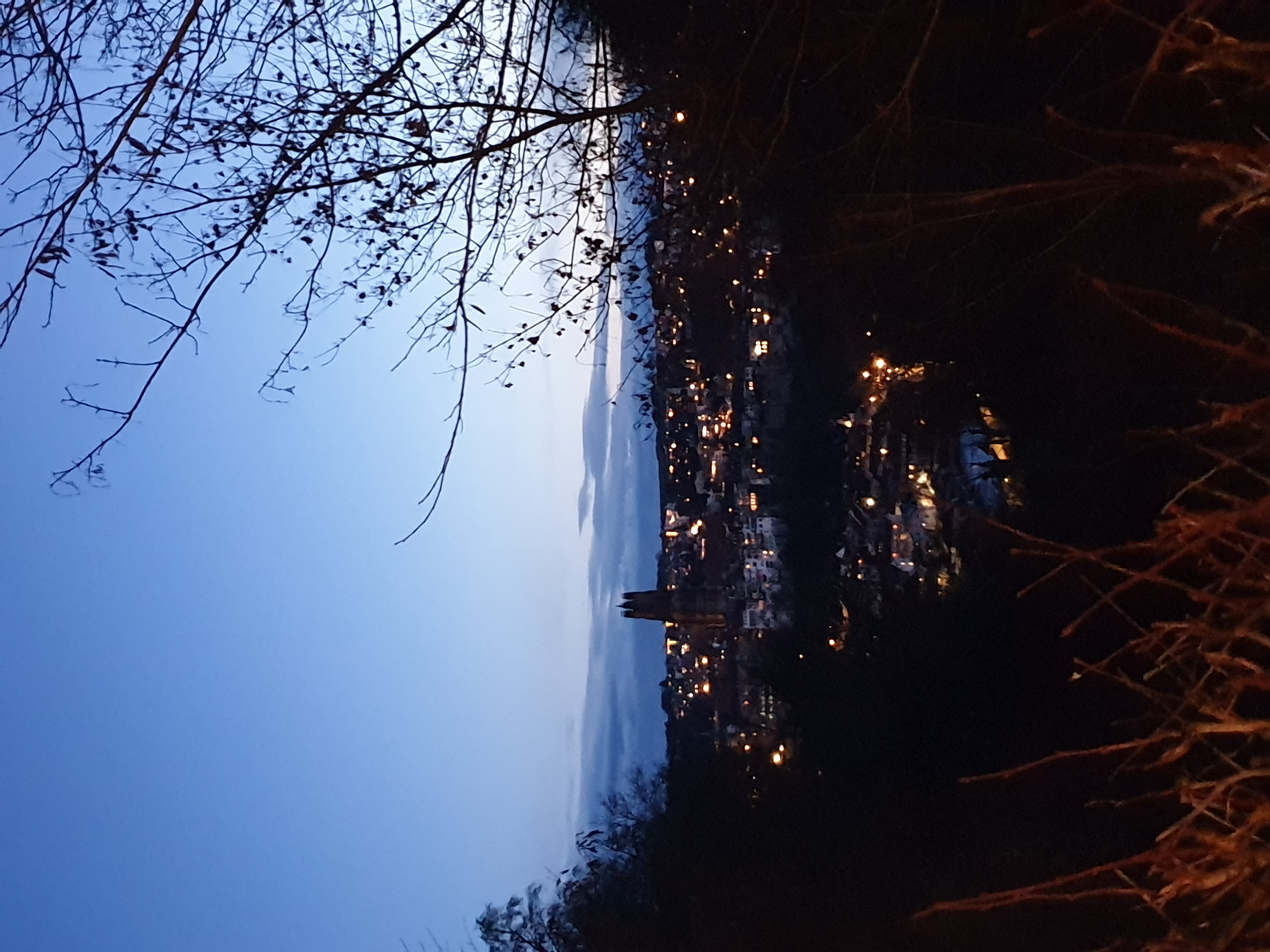  Vue de la ville de Fribourg au début de la nuit, canton de Fribourg, en Suisse